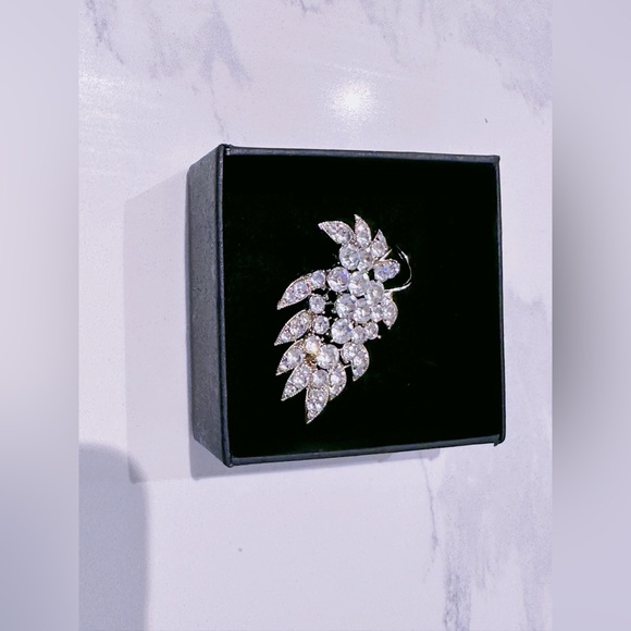 Stunning elegant Brooch - Picture 3 of 5